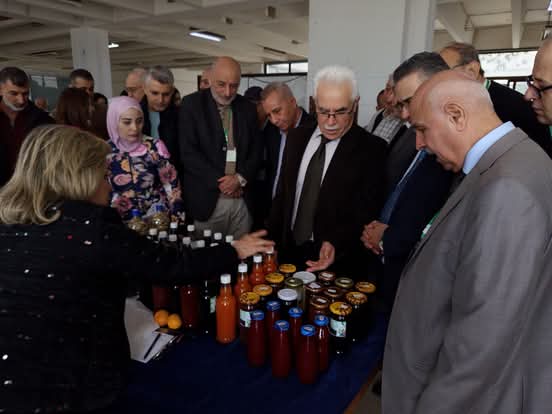 افتتاح معرض المنتجات الزراعية في بهو كلية الهندسة الزراعية