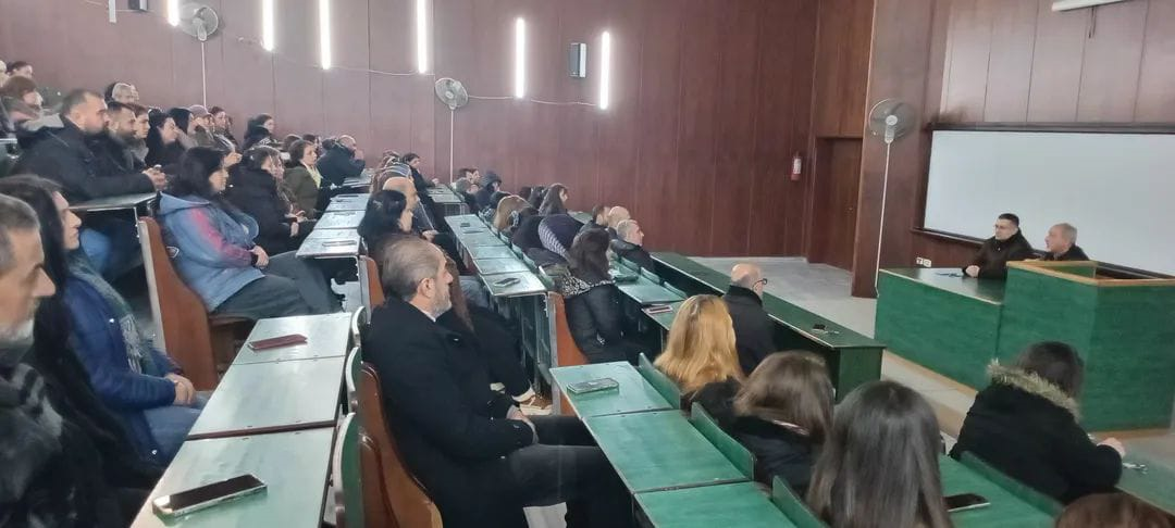 اجتماع عمادة كلية الاقتصاد مع العاملين في كلية الاقتصاد قبل بدء امتحانات الدورة الفصلية الأولى 2025-2026