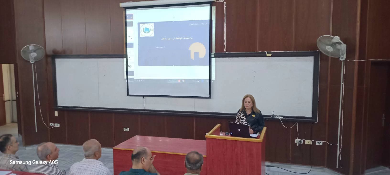 جلسة حوارية للدكتورة عبير ناعسة بعنوان "من مقاعد الجامعة إلى سوق العمل" موجهة لطلاب التعليم المفتوح 