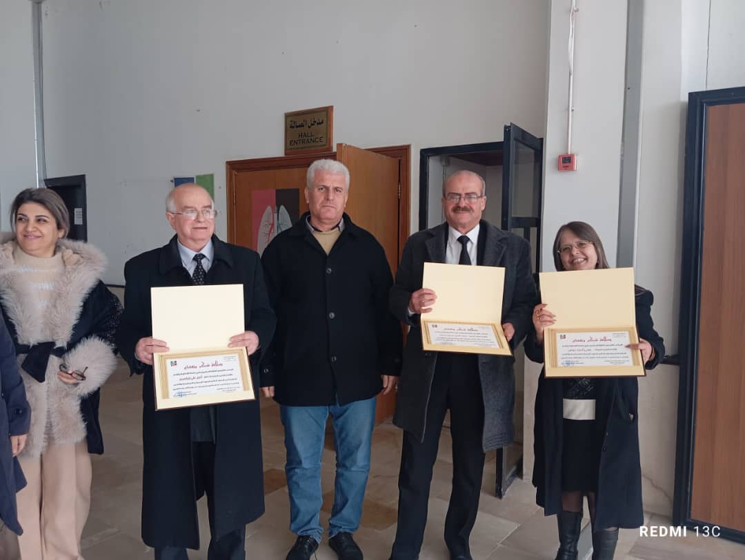 استمرارا للاحتفال بعيد التحرير أقام المكتب الفرعي لنقابة ومشفى اللاذقية الجامعيالمعلمين في جامعة اللاذقية حفلا كرم به عدد من الزملاء العاملين في الجامعة والهيئة العامة للمدينة الجامعية ومشفى اللاذقية الجامعي وذلك في النادي السينمائي للجامعة 