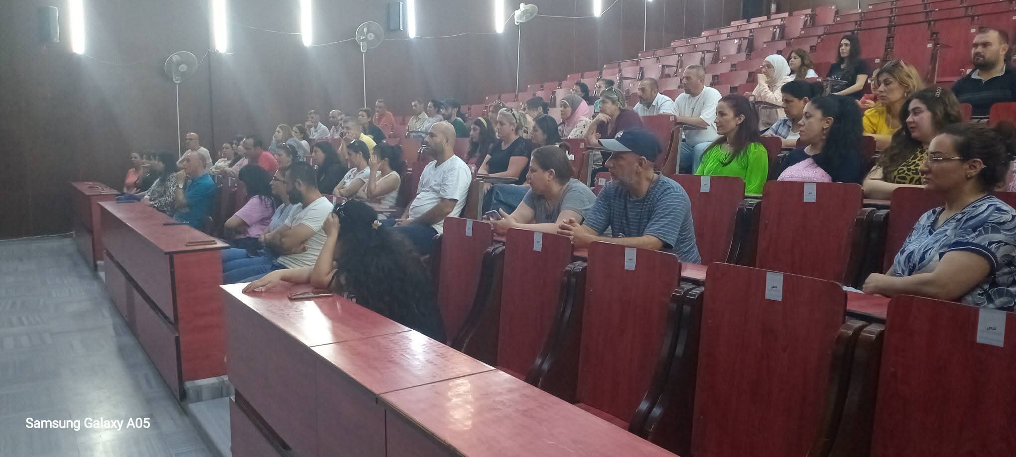 اجتماع عميد كلية الاقتصاد مع العاملين في الكلية قبل البدء بامتحانات الدورة الفصلية الثانية من العام الدراسي 2025-2026
