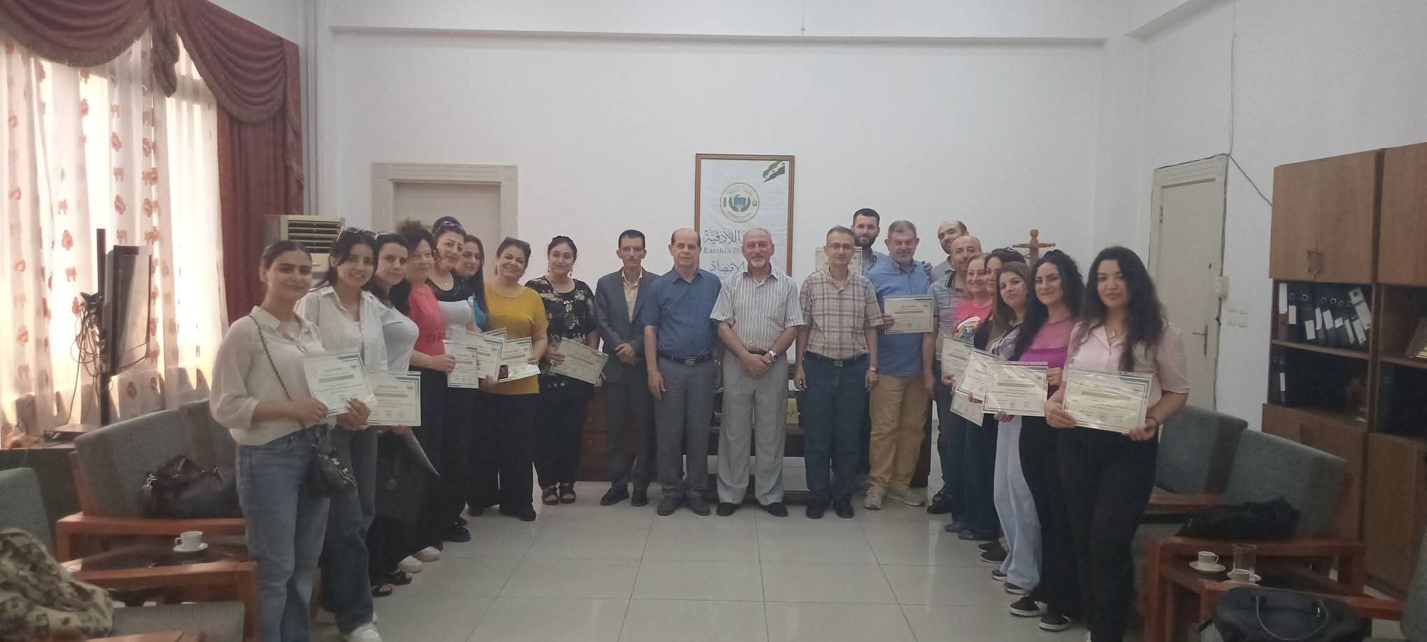 تكريم أعضاء الهيئة التدريسية الذين خضعوا لدورة تدريب في مركز الحاسب حول استخدام نظام إدارة التعلم وانشاء المحتوى 