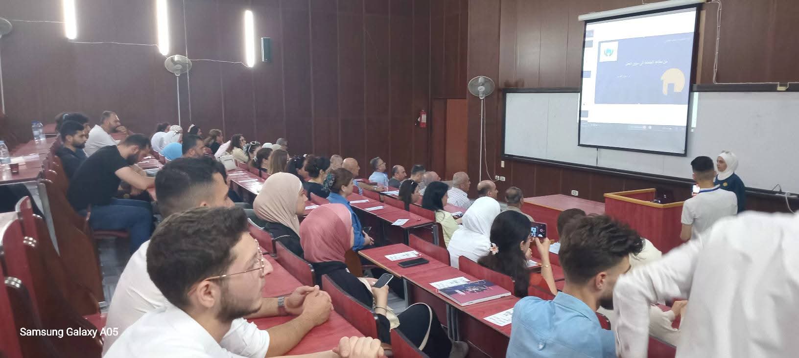 جلسة حوارية للدكتورة عبير ناعسة بعنوان "من مقاعد الجامعة إلى سوق العمل" موجهة لطلاب التعليم المفتوح 