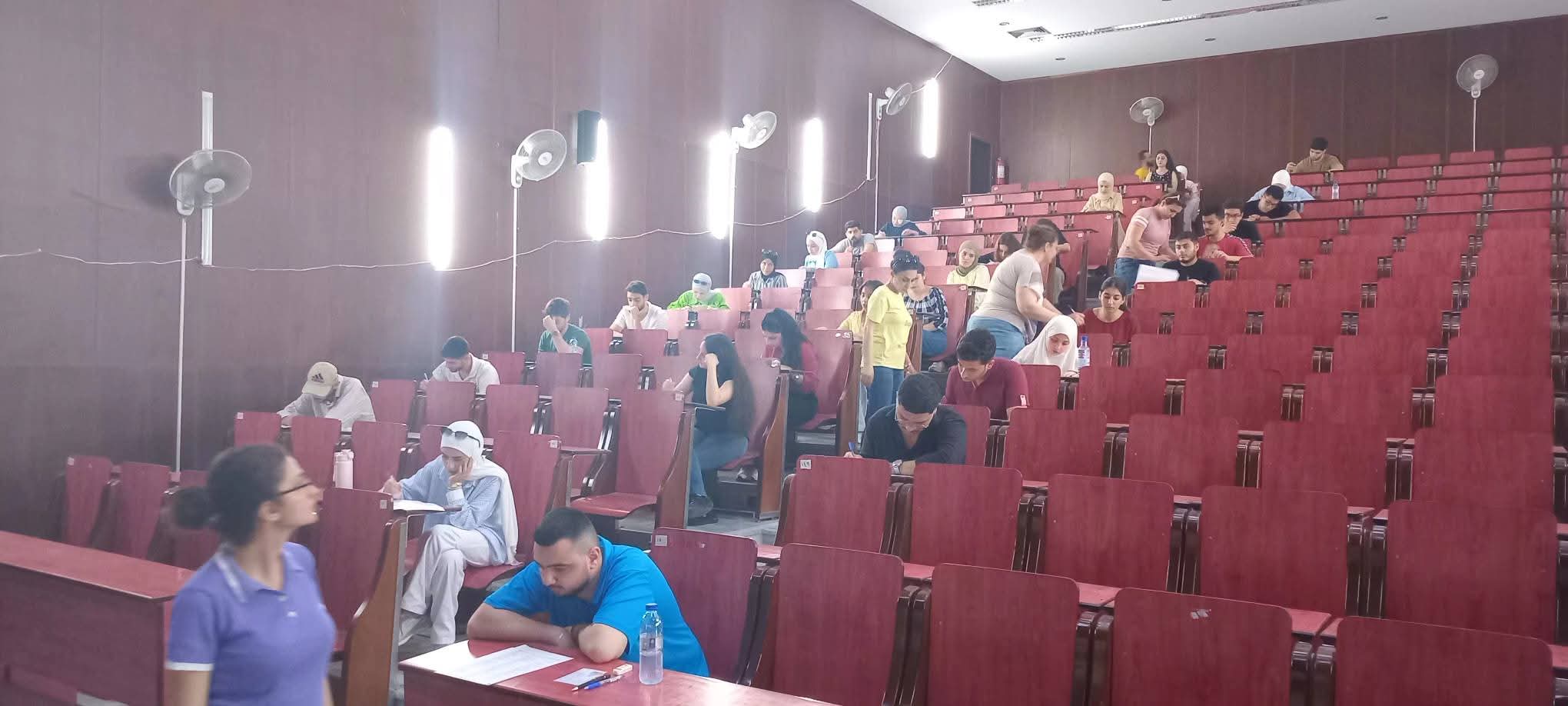 جولة لنائب رئيس الجامعة للشؤون الإدارية الأستاذ الدكتور منذر أسعد لتفقد سير العملية الامتحانية في كلية الاقتصاد 