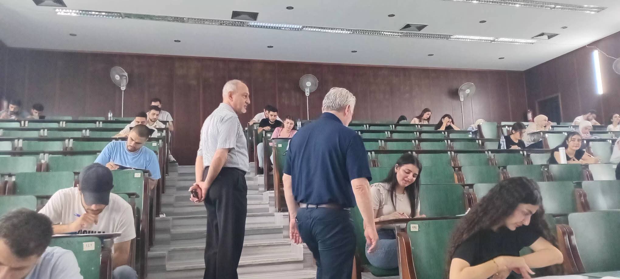 جولة لنائب رئيس الجامعة للشؤون الإدارية الأستاذ الدكتور منذر أسعد لتفقد سير العملية الامتحانية في كلية الاقتصاد 