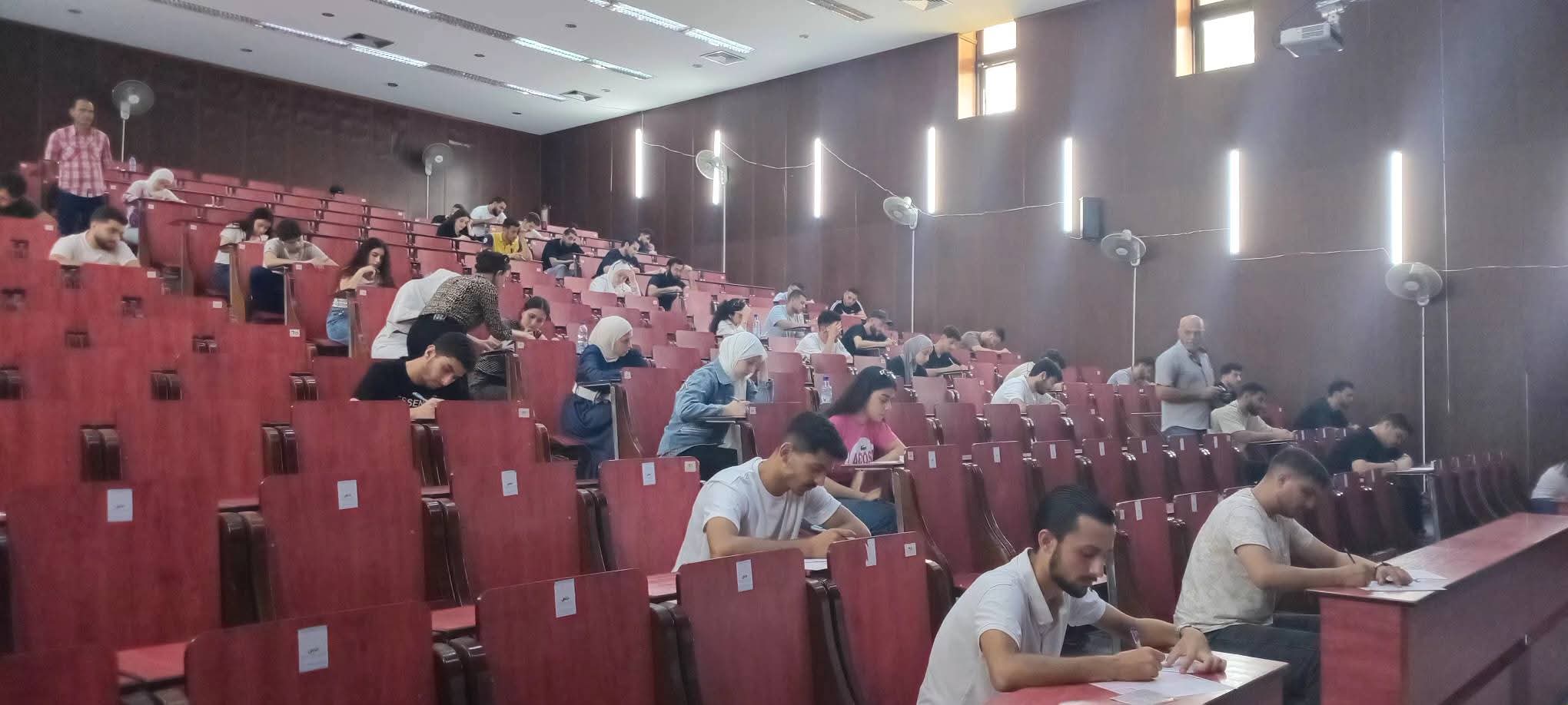 جولة لنائب رئيس الجامعة للشؤون الإدارية الأستاذ الدكتور منذر أسعد لتفقد سير العملية الامتحانية في كلية الاقتصاد 
