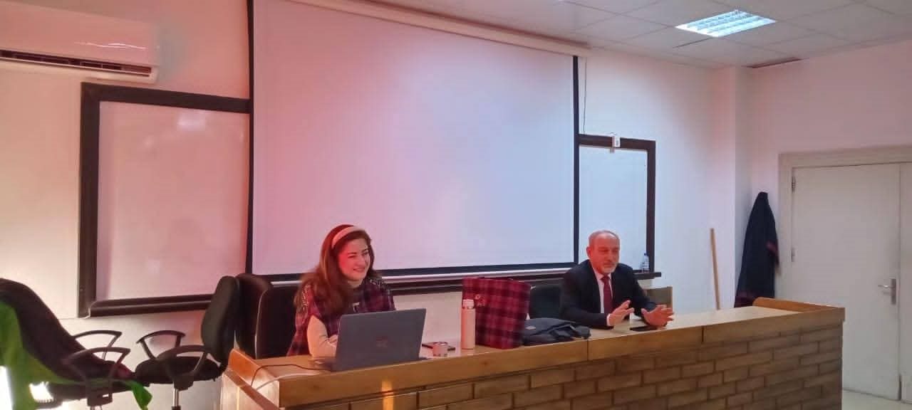 اجتماع عميد كلية الاقتصاد مع الدارسين في الدورة الثالثة والعشرين للمعهد الوطني للإدارة العامة