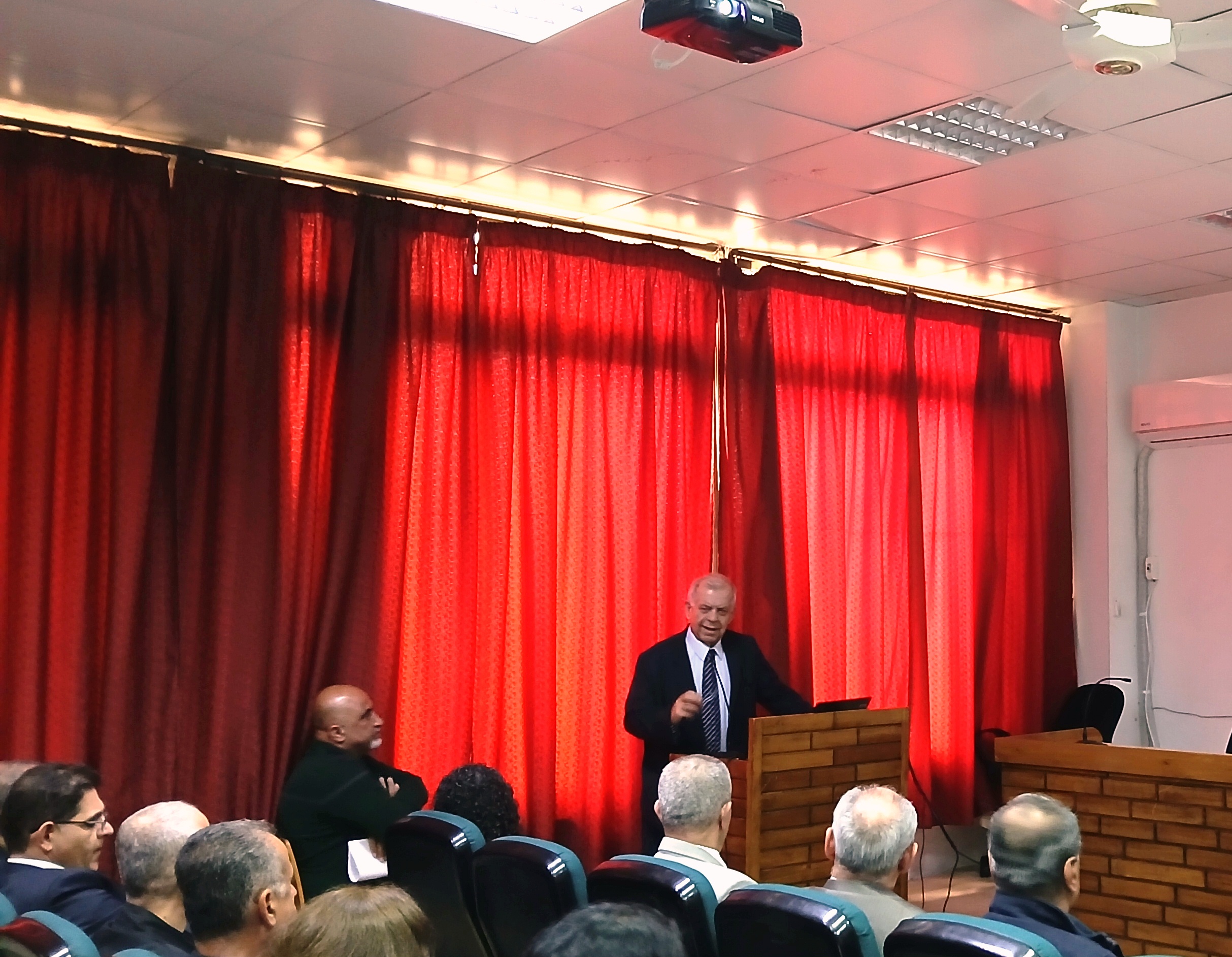 بالتعاون مع المركز ورشة عمل في كلية الاقتصاد "إعداد وصياغة الأسئلة المؤتمتة بما يتناسب مع معايير الجودة والاعتماد الأكاديمي NARS "