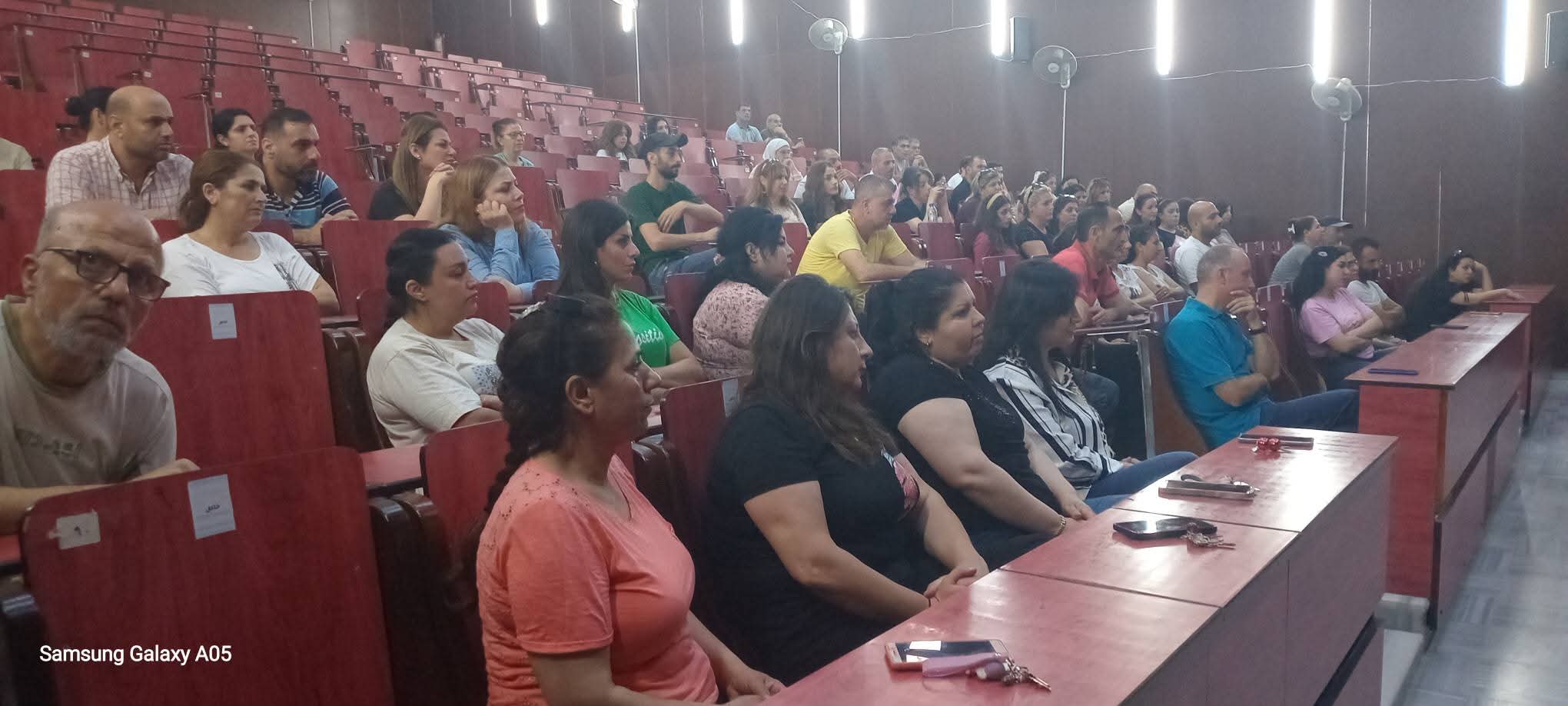 اجتماع عميد كلية الاقتصاد مع العاملين في الكلية قبل البدء بامتحانات الدورة الفصلية الثانية من العام الدراسي 2025-2026