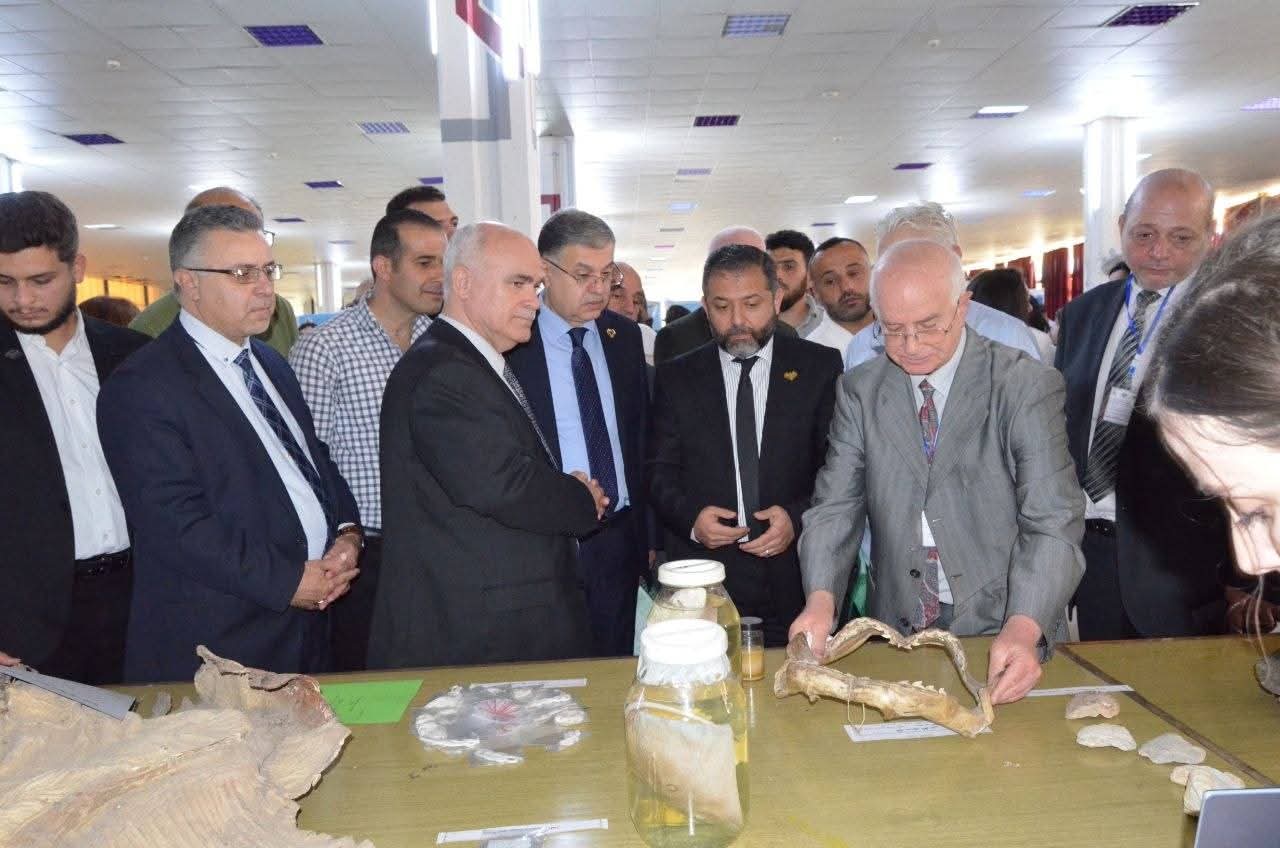 أقام المعهد العالي للبحوث البحرية برعاية محافظ الاذقية الأستاذ أحمد مصطفى مؤتمرا علميا بعنوان"البيئة البحرية والاستثمار المستدام لمواردها"في المكتبة المركزية في جامعة اللاذقية