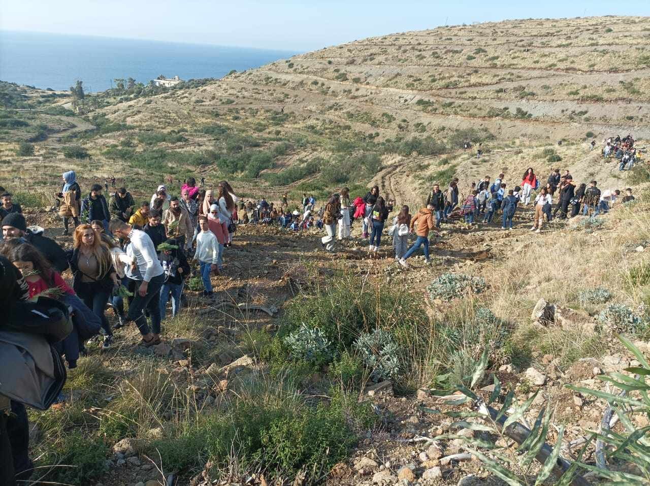بمشاركة 600 طالبا وطالبة من جامعة تشرين حملة تشجير في محمية ام الطيور
