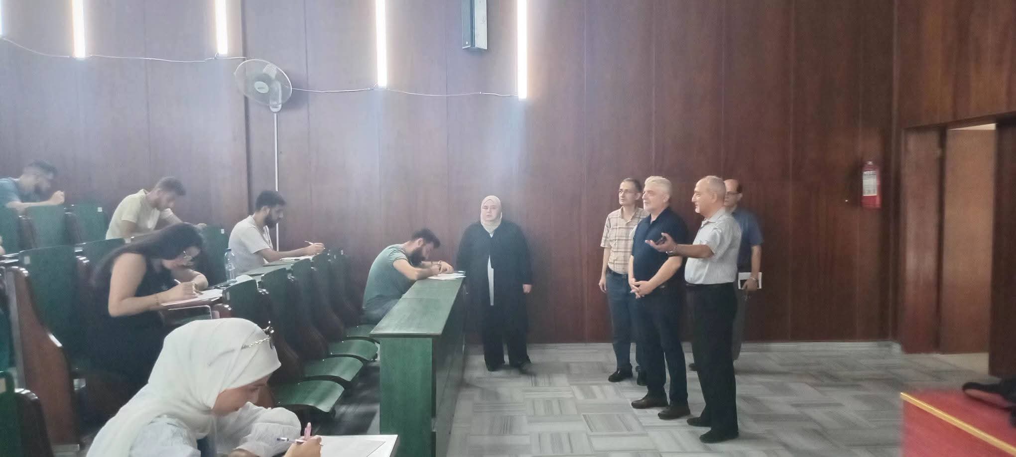 جولة لنائب رئيس الجامعة للشؤون الإدارية الأستاذ الدكتور منذر أسعد لتفقد سير العملية الامتحانية في كلية الاقتصاد 