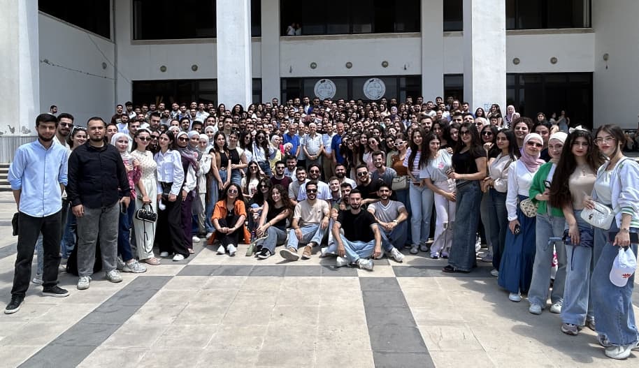 تفخر كلية طب الأسنان في جامعة اللاذقية بتقديم دفعة جديدة من أبنائنا الطلبة "أطباء أسنان المستقبل"  بعد أن أنهوا امتحانات السنة الأخيرة ...   تتمنى لهم كلية طب الأسنان متمثلة بإدارتها و طاقمها التديسي النجاح و التفوق أينما ذهبوا .. 💐💐💐