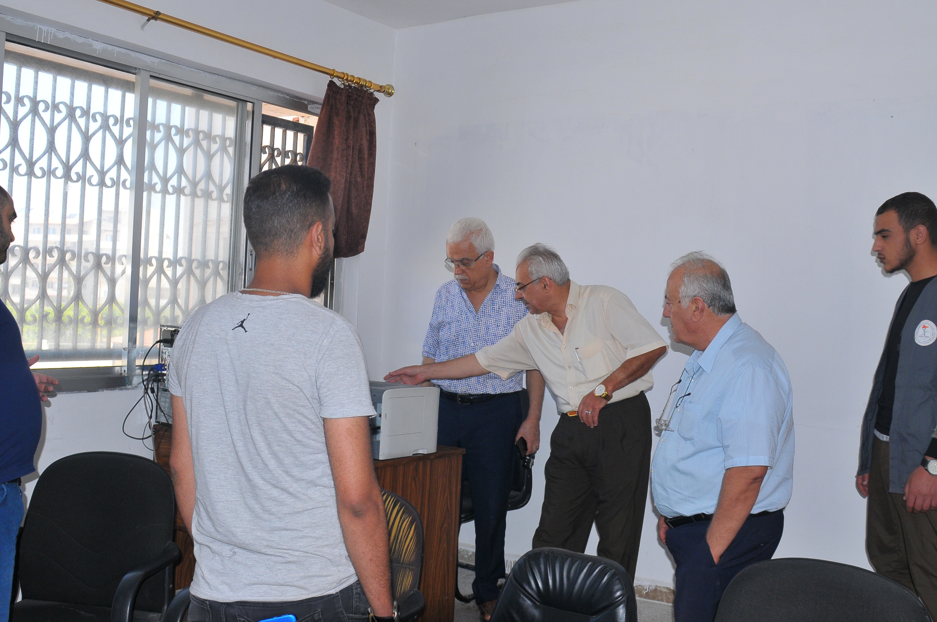 أعمال الصيانة في الكلية التطبيقية قبل بدء العملية الامتحانية