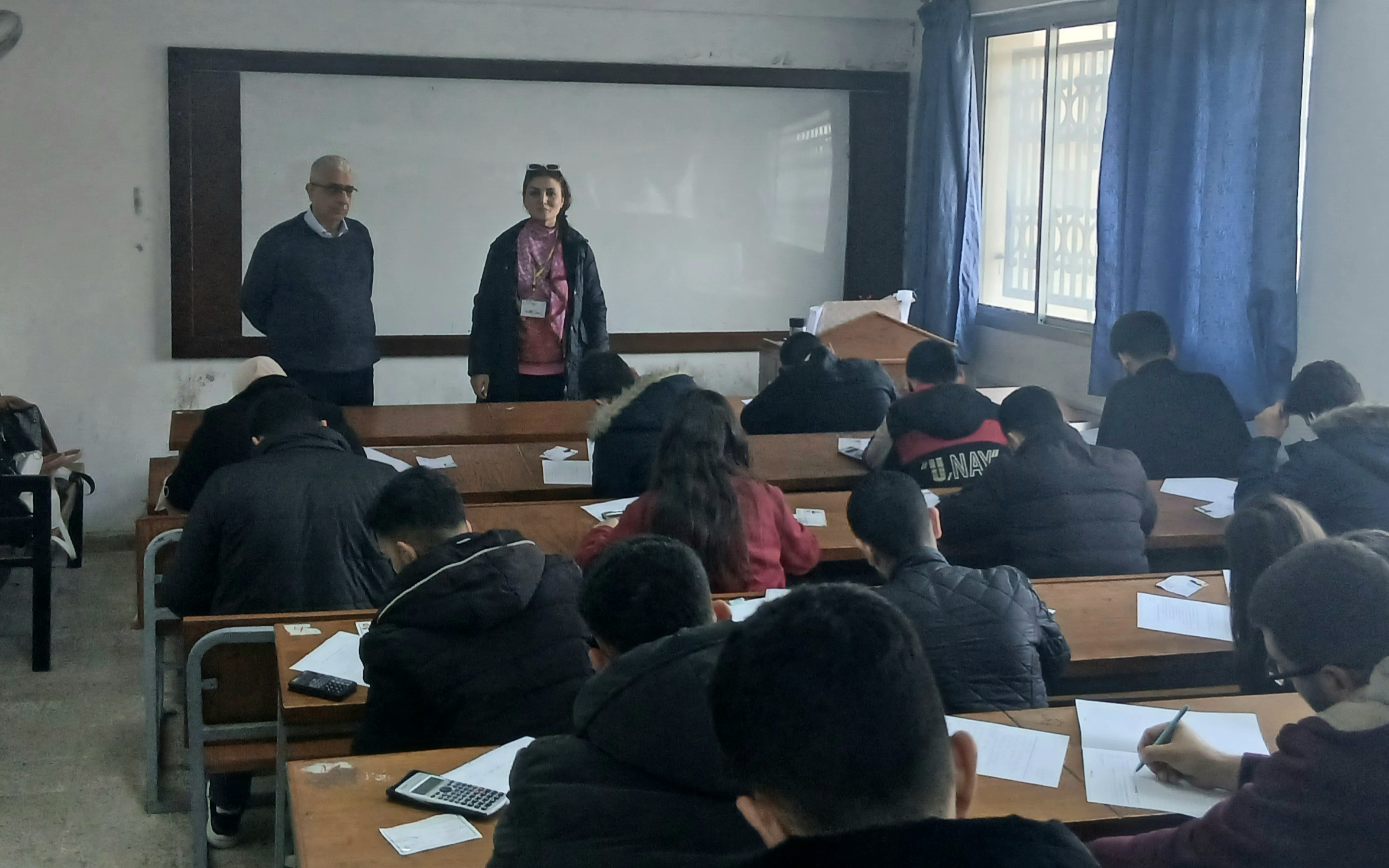 في إطار المتابعة المستمرة، أجرى عميد الكلية الدكتور حاتم محمودي جولة تفقدية للاطلاع على سير الامتحانات في الكلية التطبيقية خلال أسبوعها الثالث.