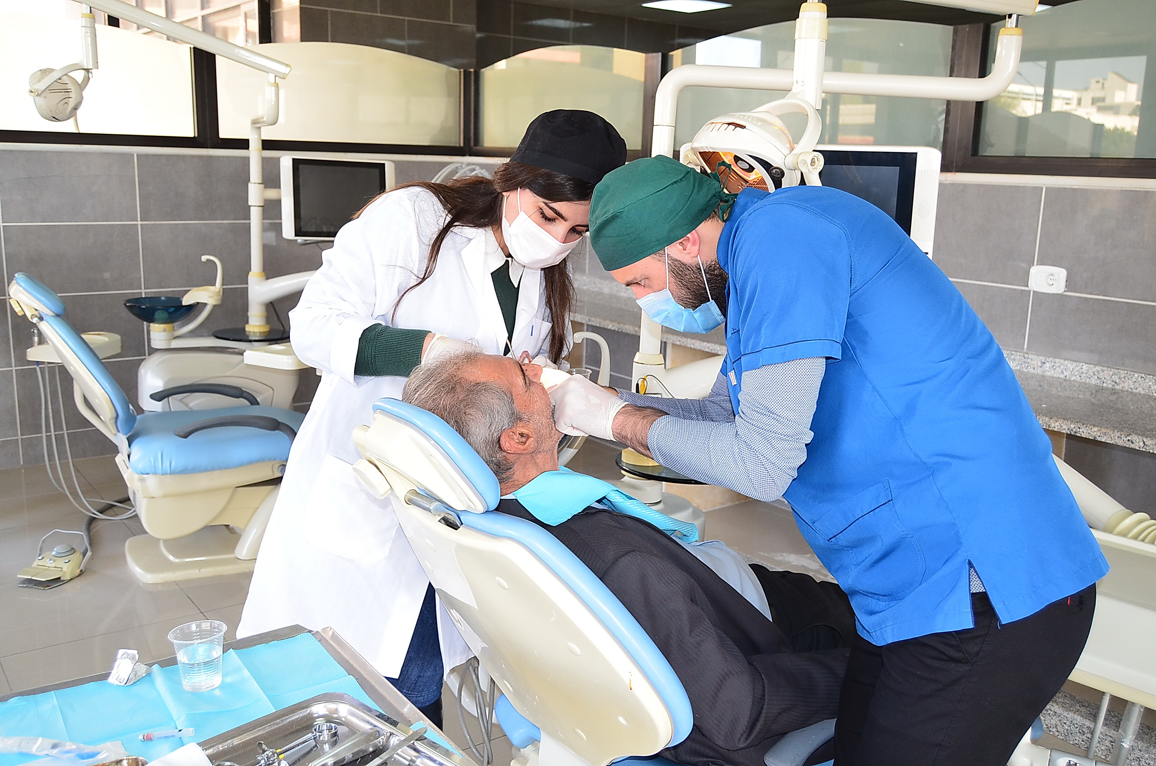 جولة تفقدية على اروقة ومختبرات كلية طب الاسنان بجامعة تشرين