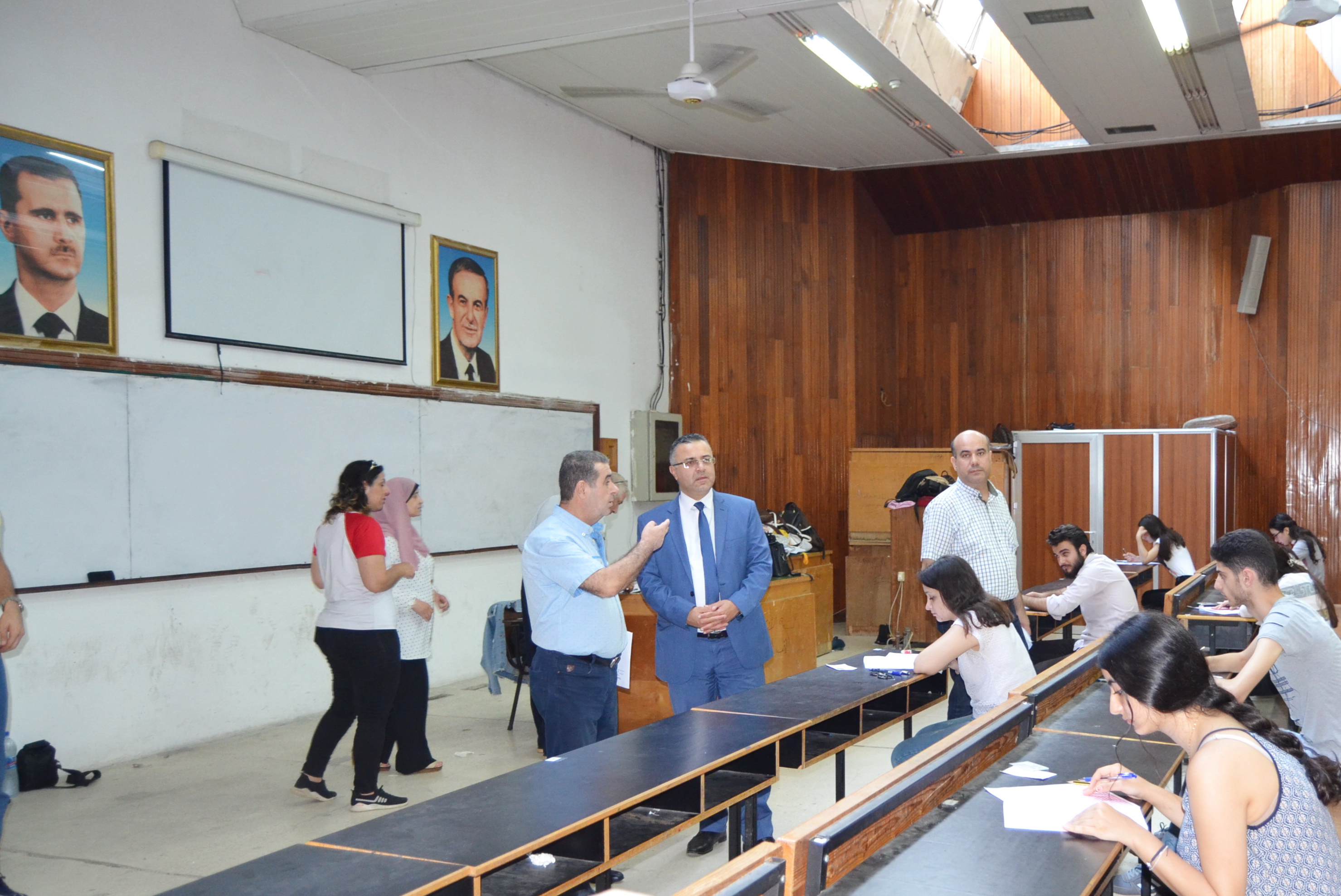 نائب رئيس جامعة تشرين لشؤون البحث العلمي يتفقد امتحانات كلية الصيدلة 