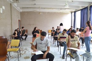 جانب من امتحانات مقرر "تطبيقات حاسوبية" في المعهد التقاني لتعويضات الأسنان 