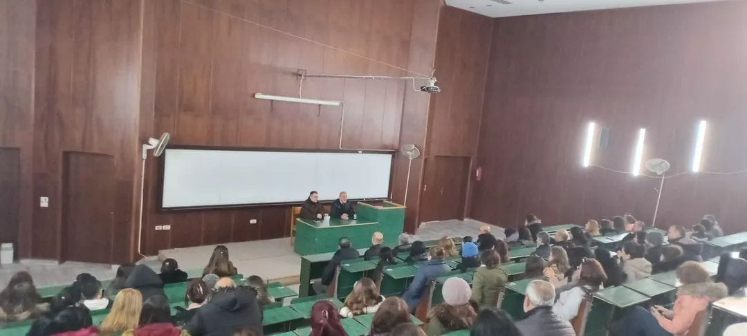 اجتماع عمادة كلية الاقتصاد مع العاملين في كلية الاقتصاد قبل بدء امتحانات الدورة الفصلية الأولى 2025-2026