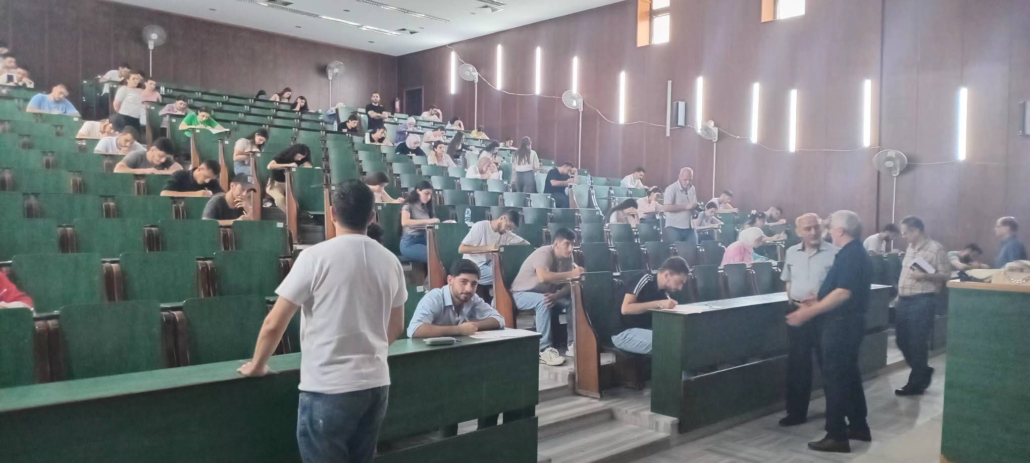 جولة لنائب رئيس الجامعة للشؤون الإدارية الأستاذ الدكتور منذر أسعد لتفقد سير العملية الامتحانية في كلية الاقتصاد 