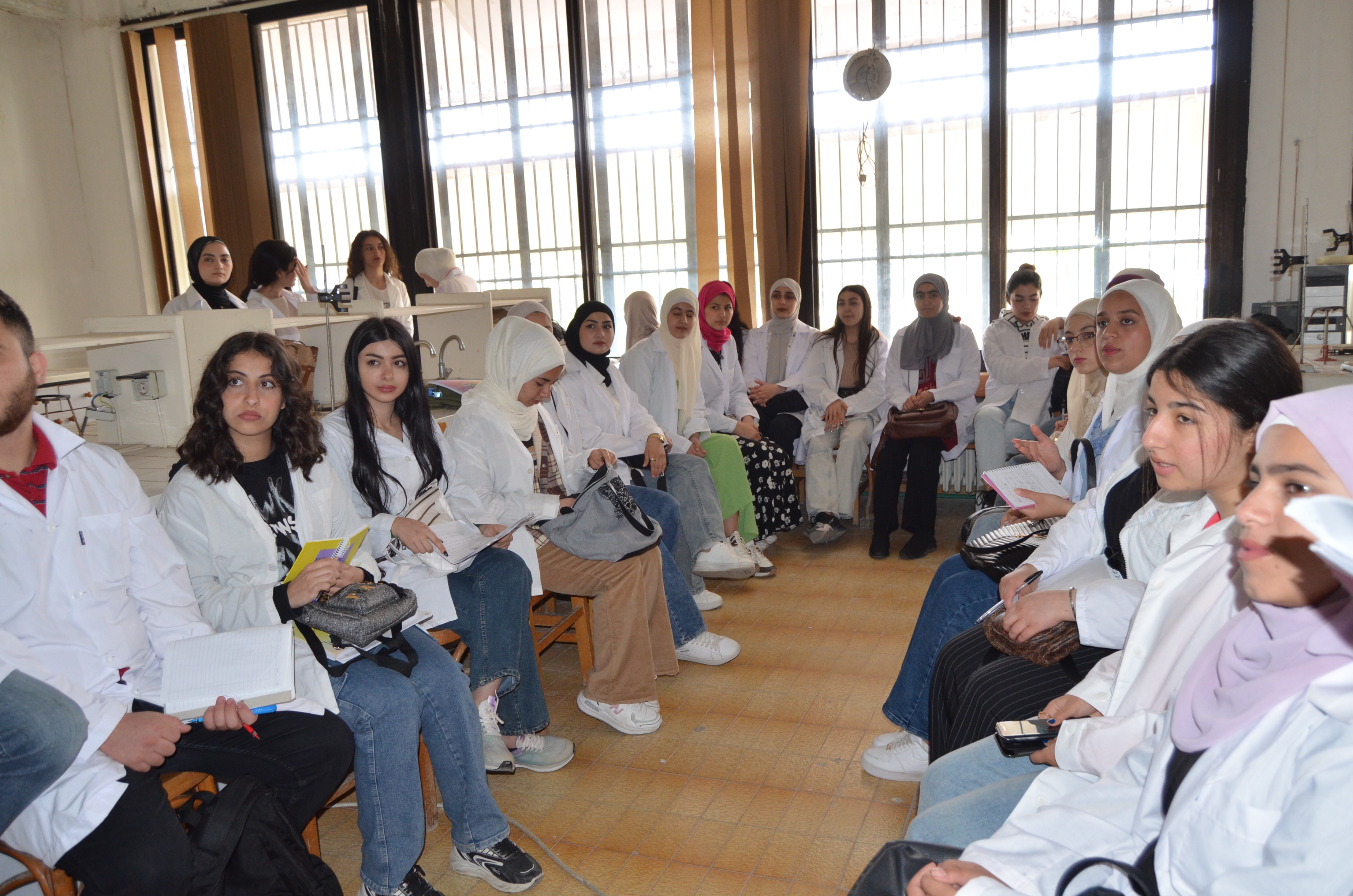 أجواء المحاضرات النظرية والعملية لطلاب المعهد التقانتي الطبي 