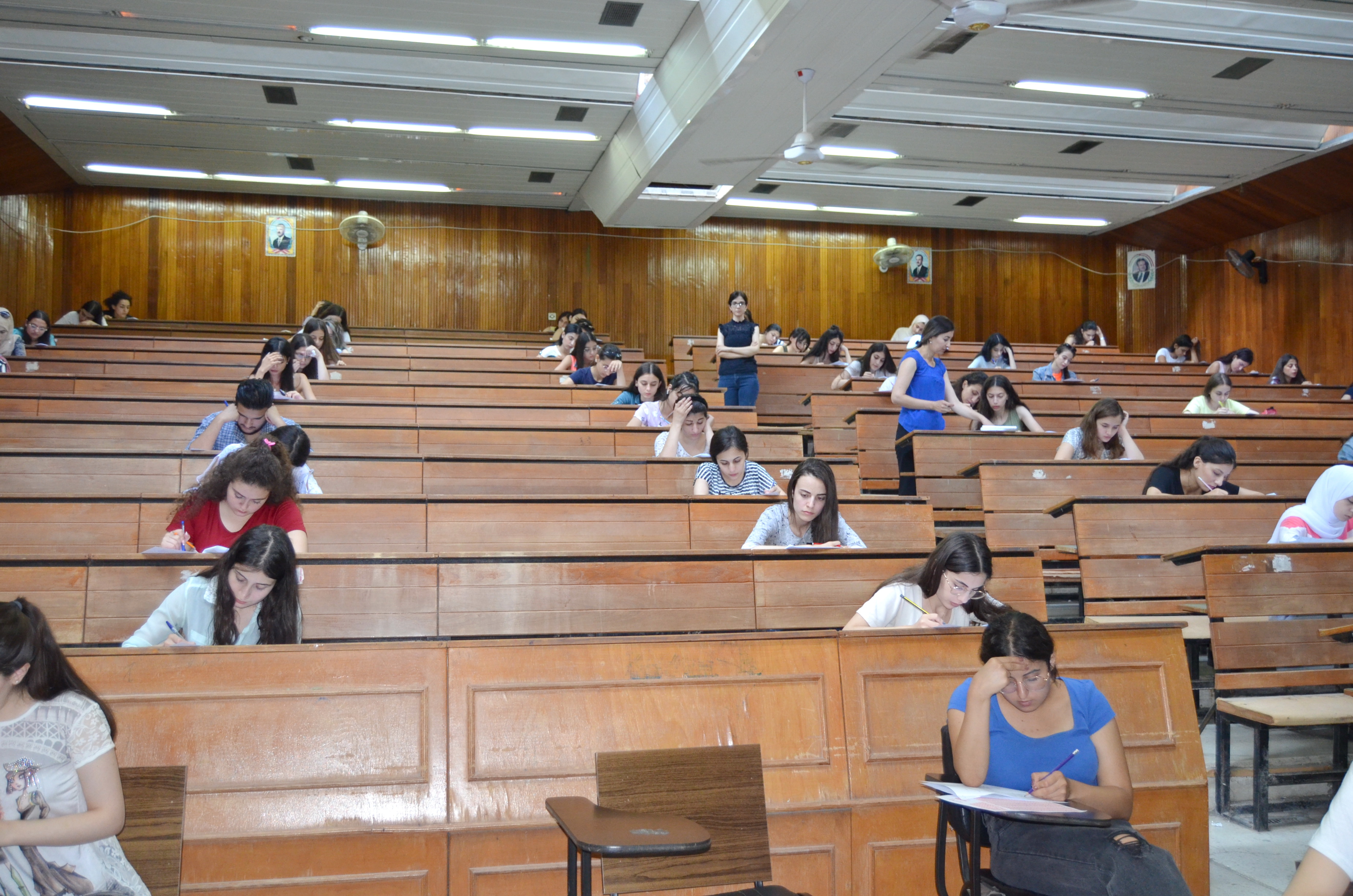 نائب رئيس جامعة تشرين لشؤون البحث العلمي يتفقد امتحانات كلية الصيدلة 