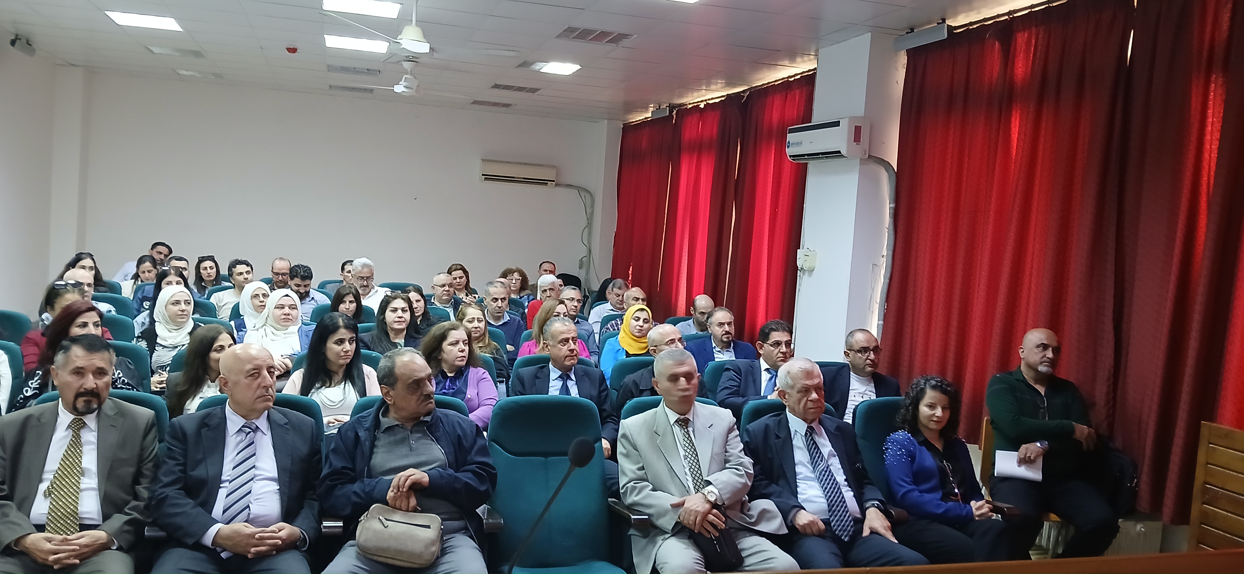 بالتعاون مع المركز ورشة عمل"إعداد وصياغة الأسئلة المؤتمتة بما يتناسب مع معايير الجودة والاعتماد الأكاديمي NARS "في كلية الاقتصاد