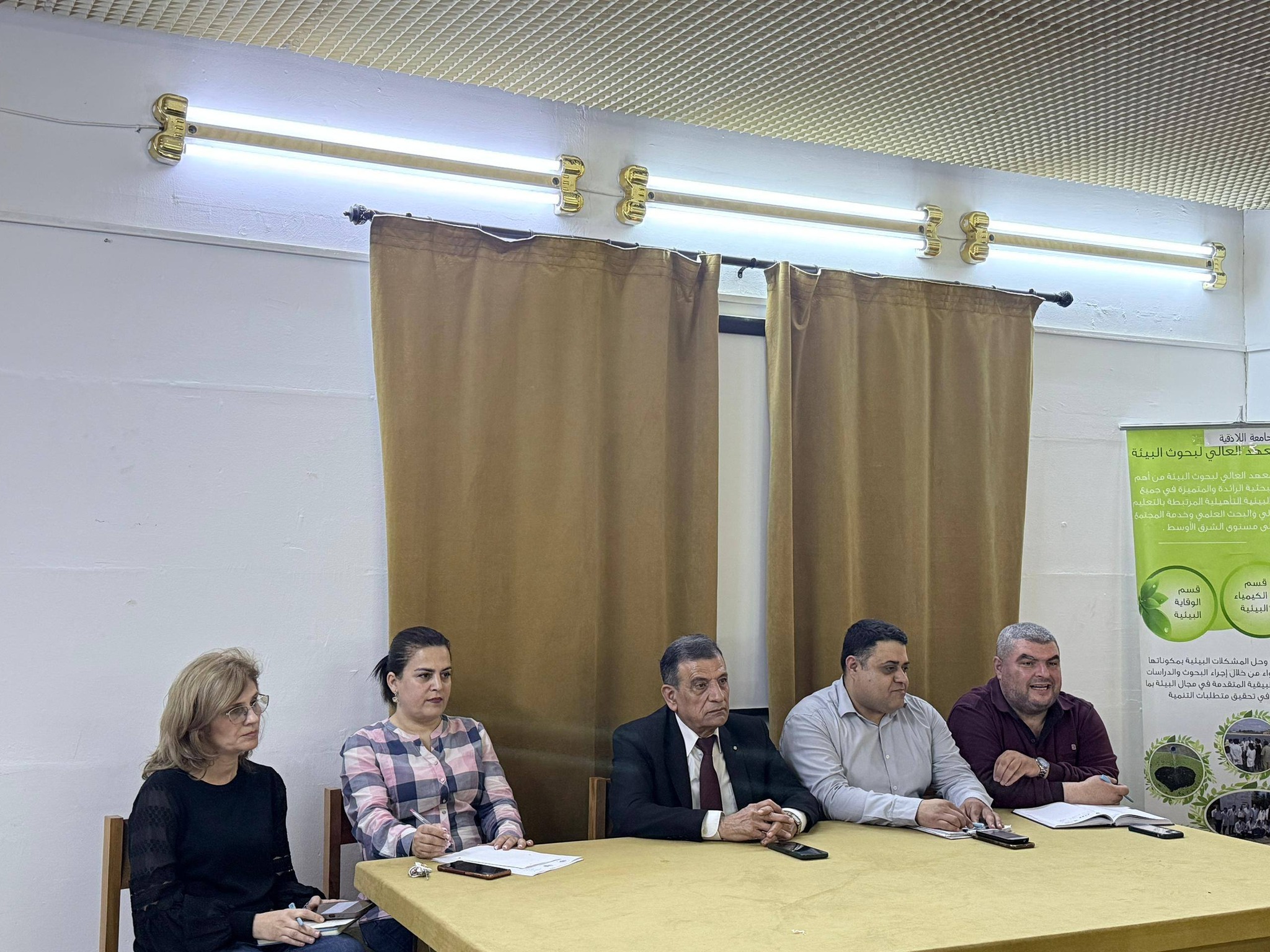 اجتماع عميد المعهد العالي لبحوث البيئة مع طلاب الدراسات العليا الجدد 