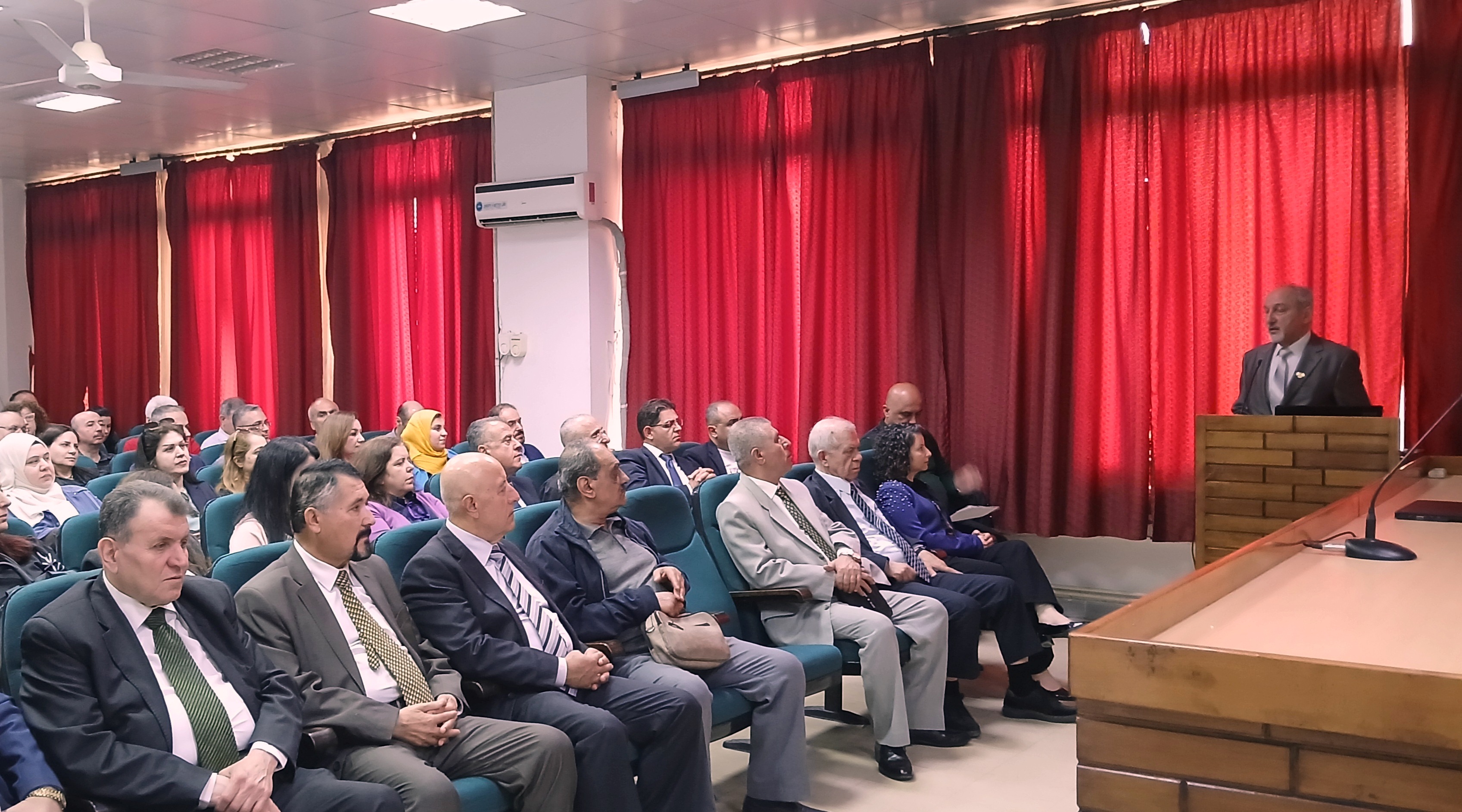 بالتعاون مع المركز ورشة عمل"إعداد وصياغة الأسئلة المؤتمتة بما يتناسب مع معايير الجودة والاعتماد الأكاديمي NARS "في كلية الاقتصاد