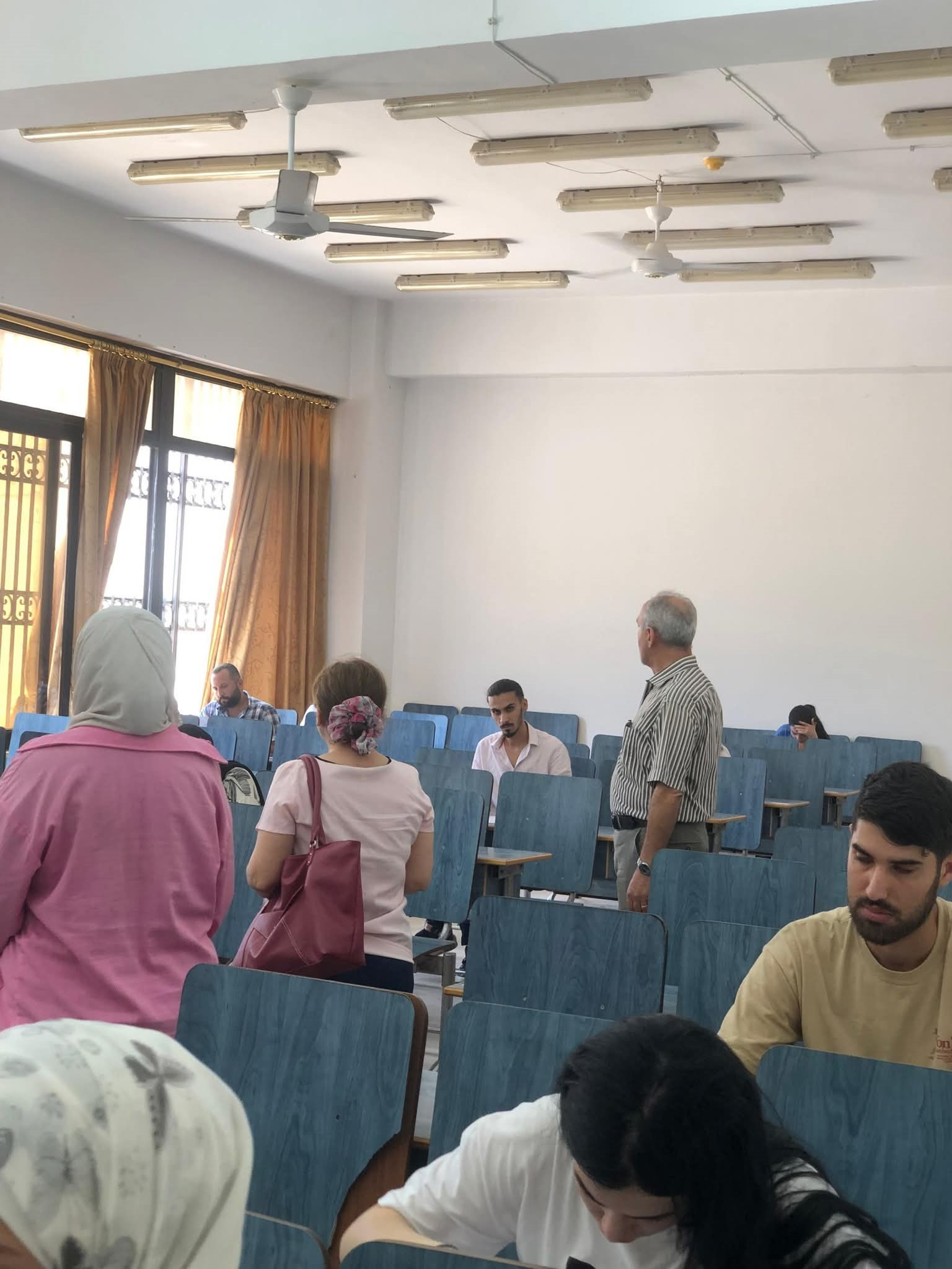 متابعة الأعمال الامتحانية في كلية الاقتصاد