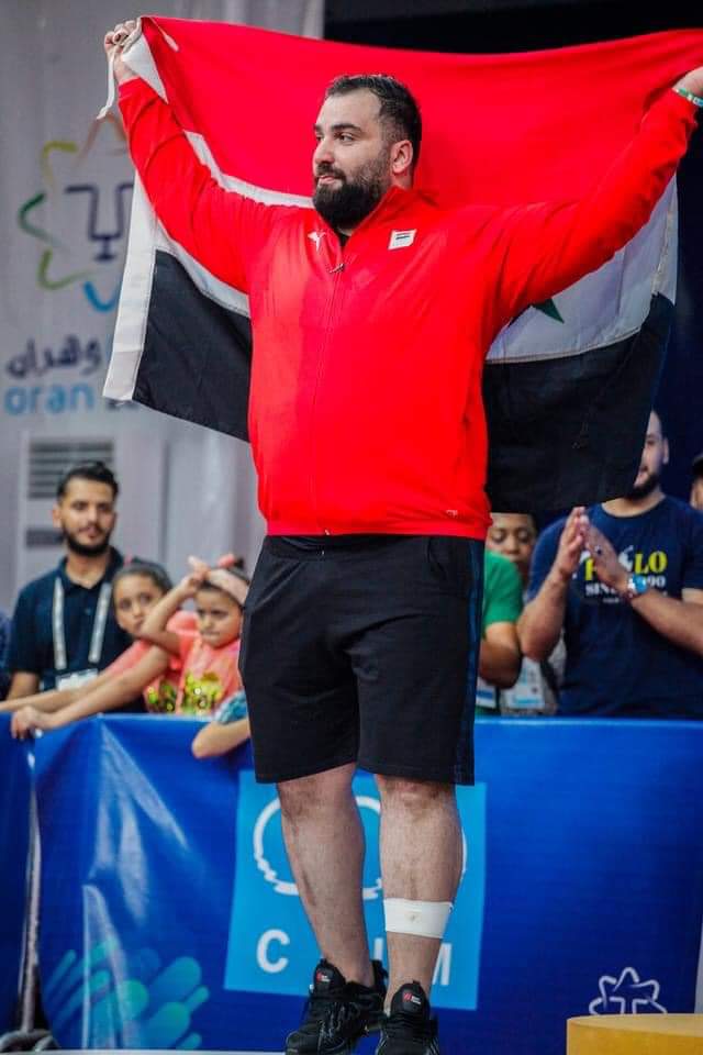 ذهبية لطالب كلية التربية الرياضية معن أسعد في مسابقة رفع الأثقال في دورة ألعاب المتوسط -وهران2022