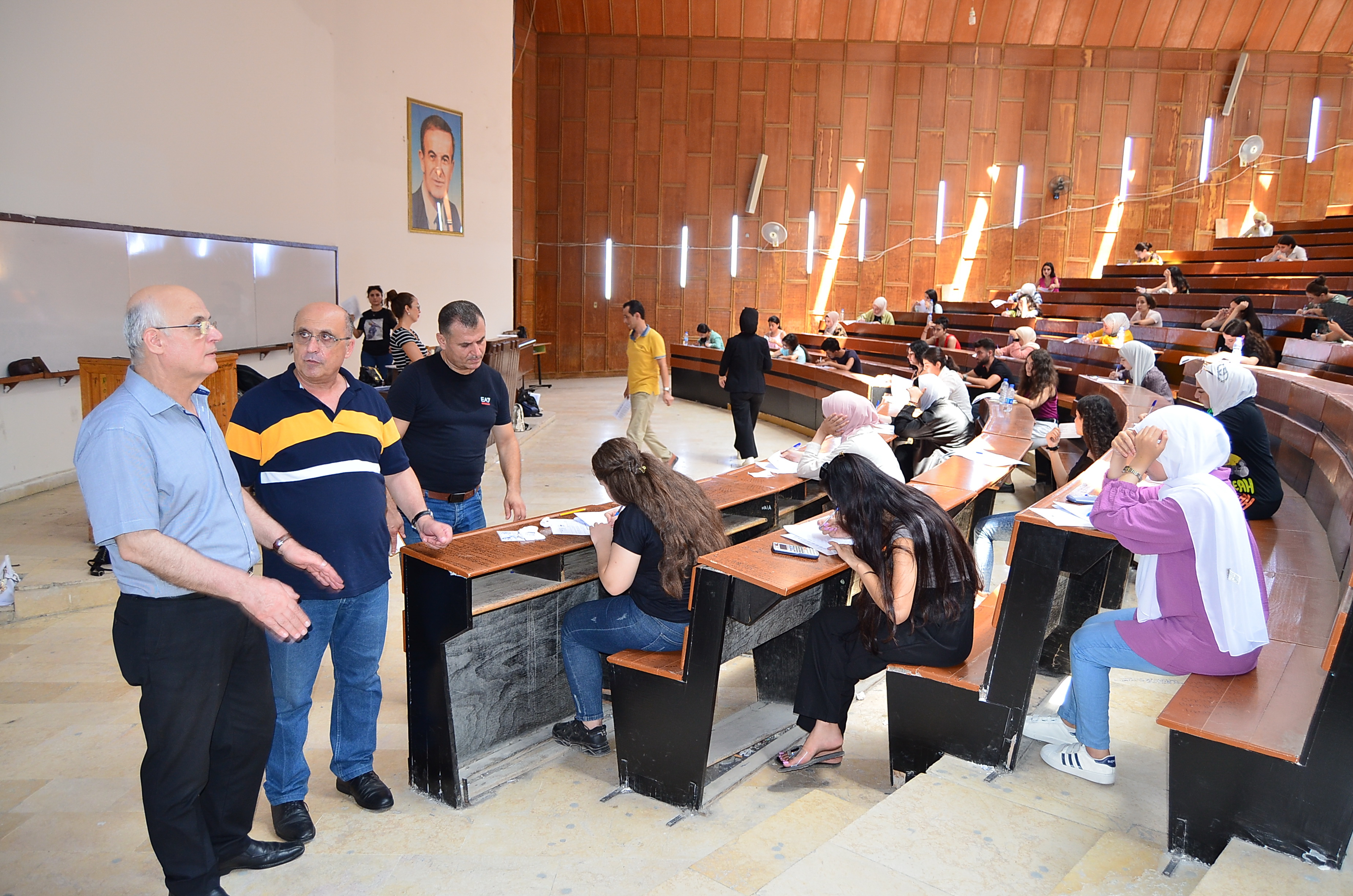 رئيس الجامعة يتفقد واقع الخدمات في المكتبة المركزية و كليتي العلوم و المعلوماتية 