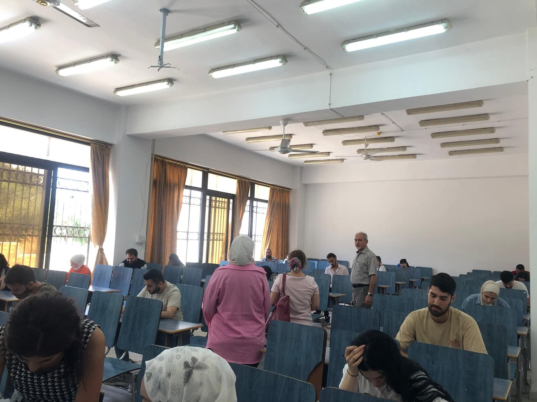متابعة الأعمال الامتحانية في كلية الاقتصاد
