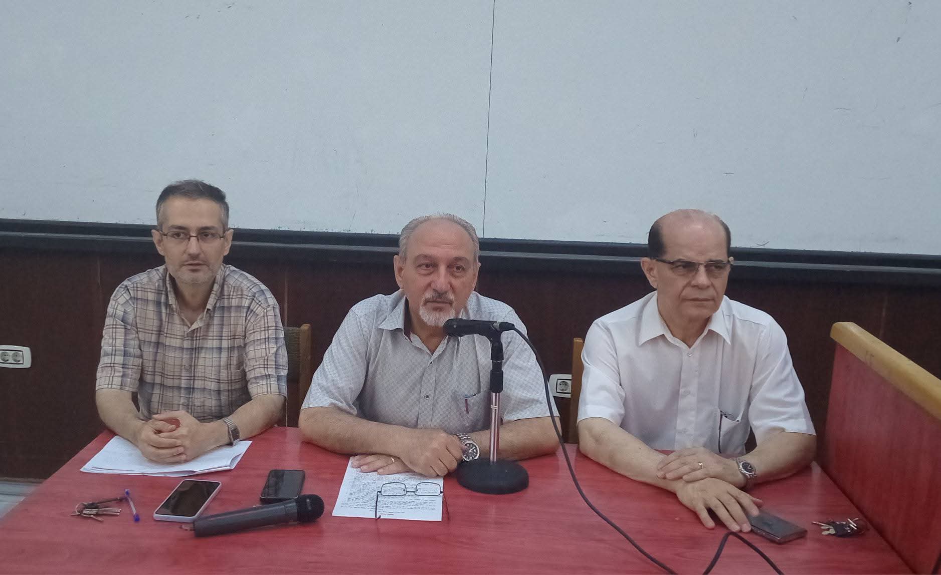 اجتماع عميد كلية الاقتصاد مع العاملين في الكلية قبل البدء بامتحانات الدورة الفصلية الثانية من العام الدراسي 2025-2026