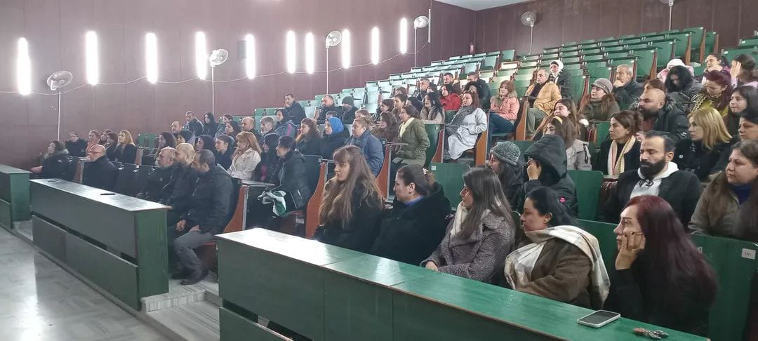 اجتماع عمادة كلية الاقتصاد مع العاملين في كلية الاقتصاد قبل بدء امتحانات الدورة الفصلية الأولى 2025-2026