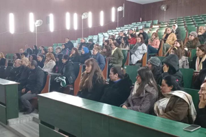 اجتماع عمادة كلية الاقتصاد مع العاملين في كلية الاقتصاد قبل بدء امتحانات الدورة الفصلية الأولى 2025-2026