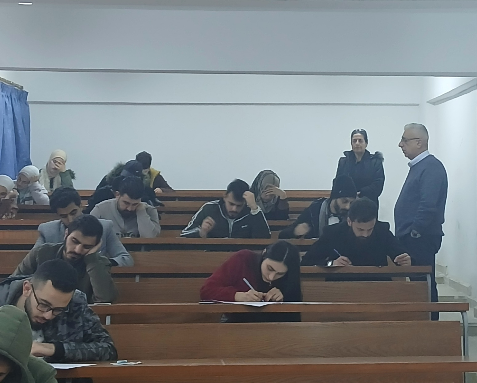 في إطار المتابعة المستمرة، أجرى عميد الكلية الدكتور حاتم محمودي جولة تفقدية للاطلاع على سير الامتحانات في الكلية التطبيقية خلال أسبوعها الثالث.