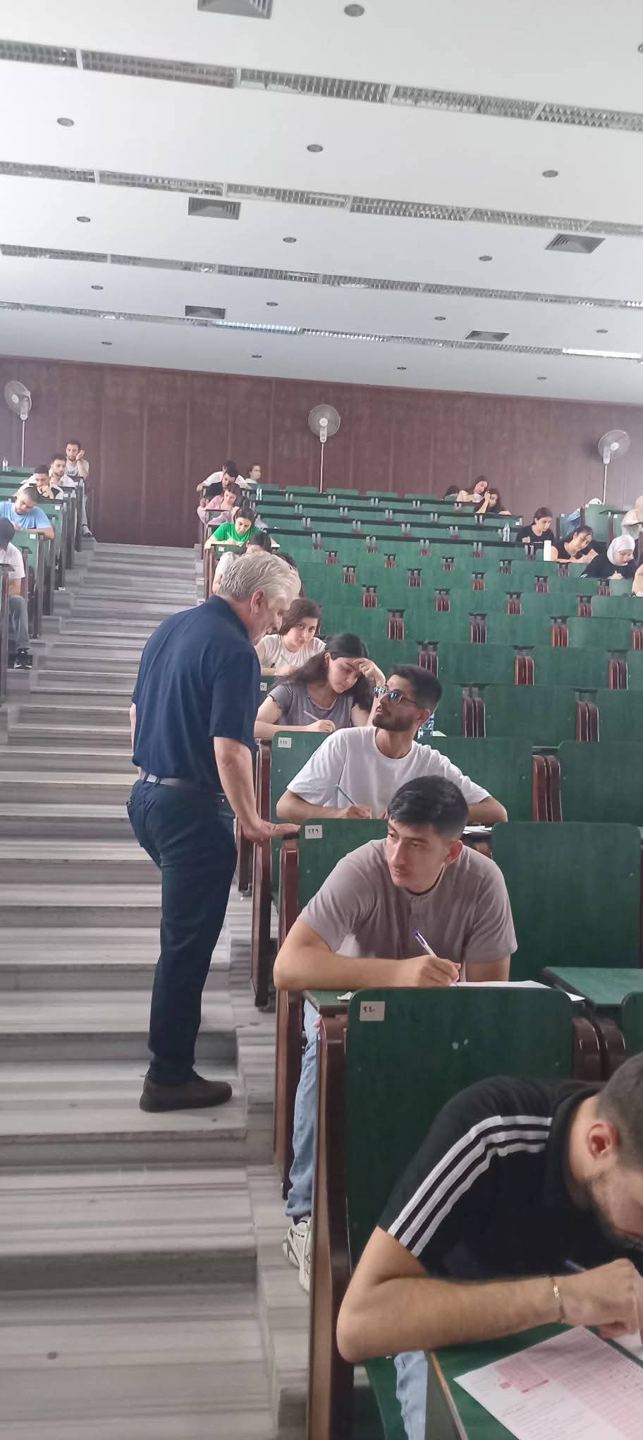 جولة لنائب رئيس الجامعة للشؤون الإدارية الأستاذ الدكتور منذر أسعد لتفقد سير العملية الامتحانية في كلية الاقتصاد 