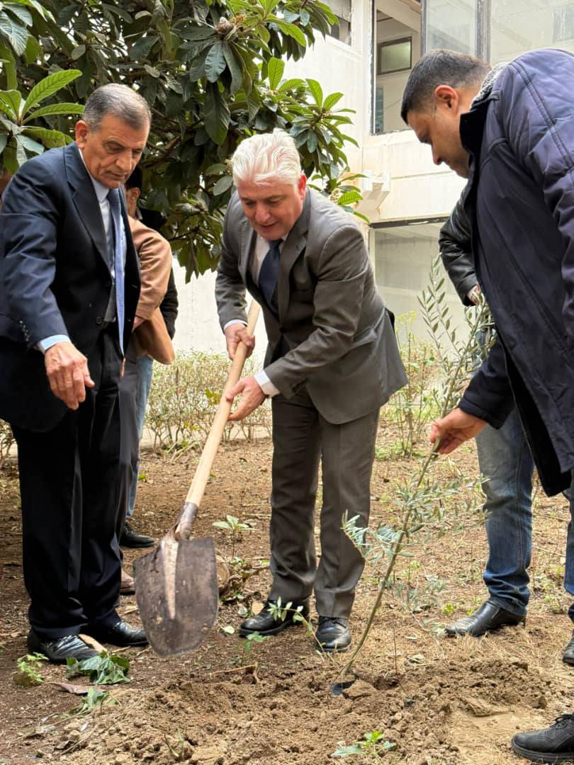 ضمن فعاليات الاحتفالات بذكرى التحرير قام ممثل السيد رئيس جامعة اللاذقية الاستاذ الدكتور "منذر أسعد" نائب رئيس الجامعة للشؤون الإدارية و الطلاب وبحضور السيد عميد المعهد العالي لبحوث البيئة الأستاذ الدكتور "موسى السمارة" 