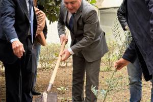 ضمن فعاليات الاحتفالات بذكرى التحرير قام ممثل السيد رئيس جامعة اللاذقية الاستاذ الدكتور "منذر أسعد" نائب رئيس الجامعة للشؤون الإدارية و الطلاب وبحضور السيد عميد المعهد العالي لبحوث البيئة الأستاذ الدكتور "موسى السمارة" 