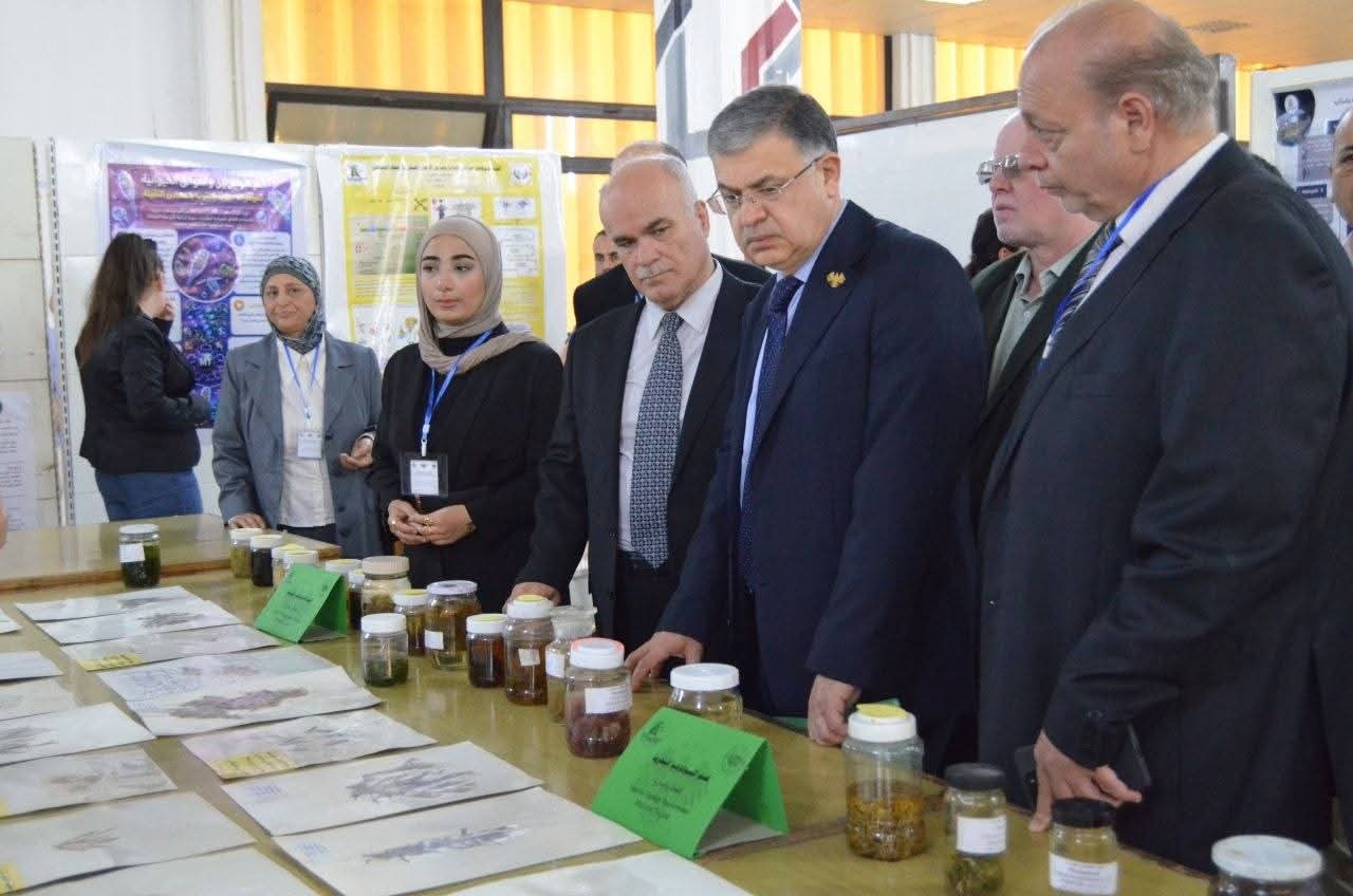 أقام المعهد العالي للبحوث البحرية برعاية محافظ الاذقية الأستاذ أحمد مصطفى مؤتمرا علميا بعنوان"البيئة البحرية والاستثمار المستدام لمواردها"في المكتبة المركزية في جامعة اللاذقية