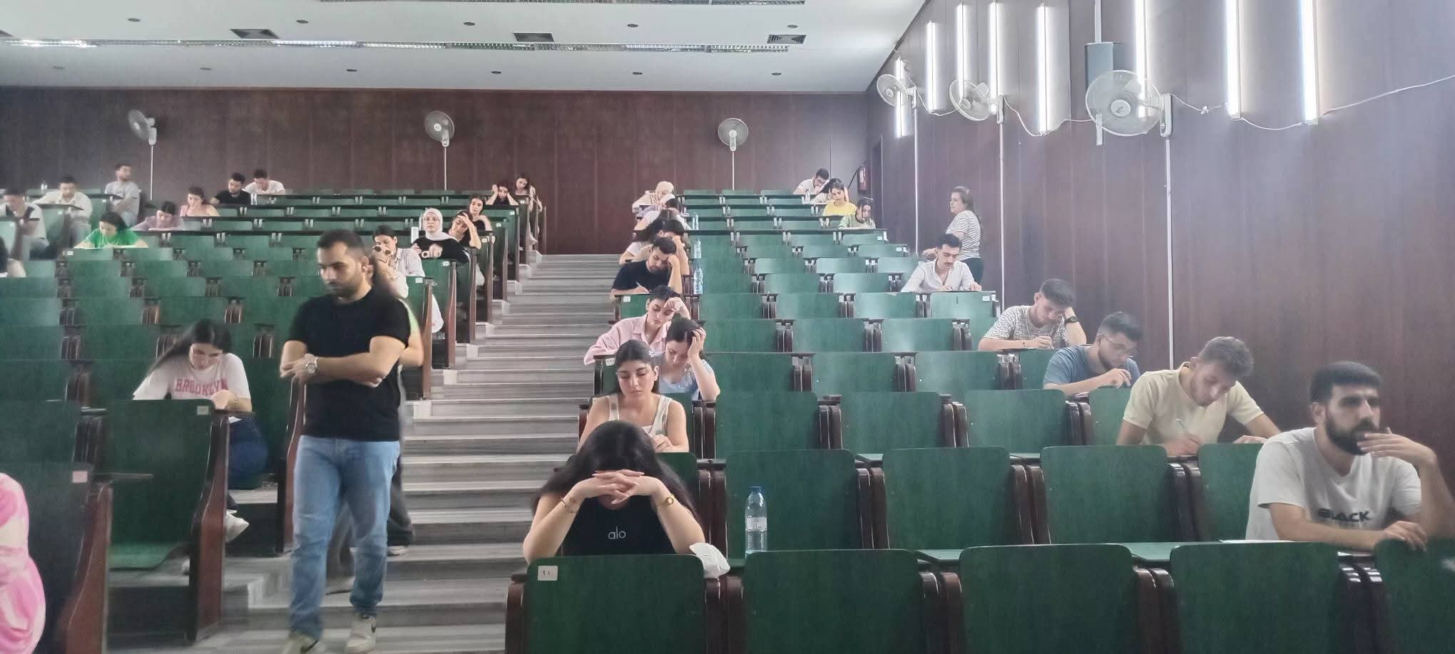 جولة لنائب رئيس الجامعة للشؤون الإدارية الأستاذ الدكتور منذر أسعد لتفقد سير العملية الامتحانية في كلية الاقتصاد 
