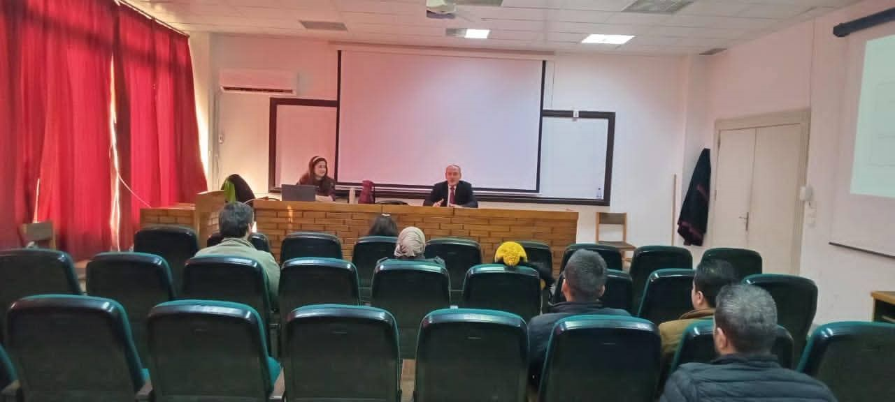 اجتماع عميد كلية الاقتصاد مع الدارسين في الدورة الثالثة والعشرين للمعهد الوطني للإدارة العامة